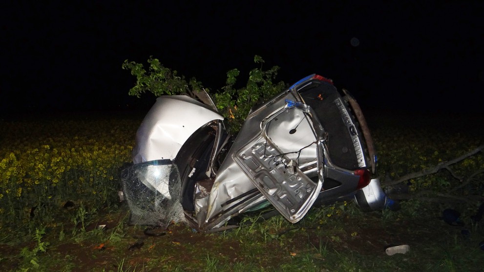 Auto přerazilo strom a skoro se rozlomilo