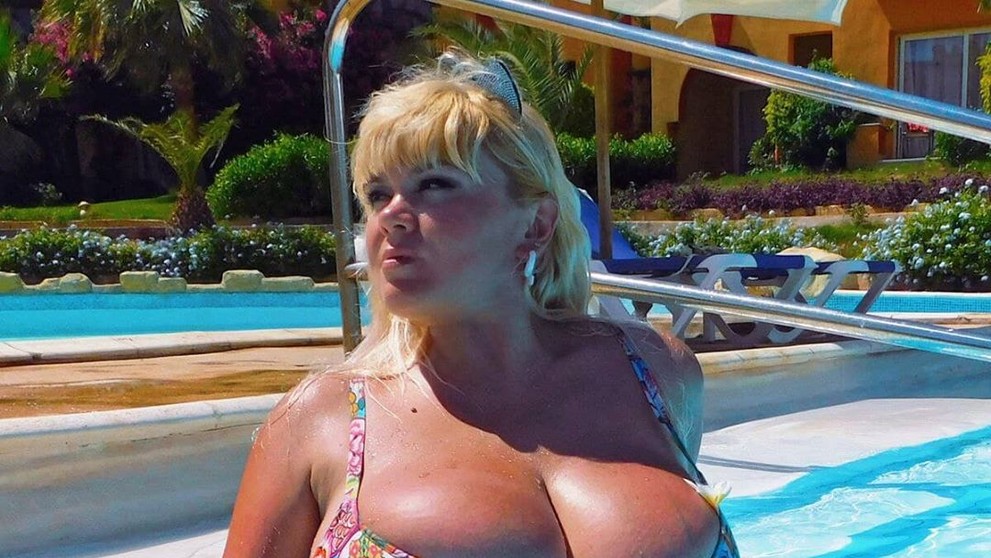 Mila Kuzněcovová se opaluje u bazénu