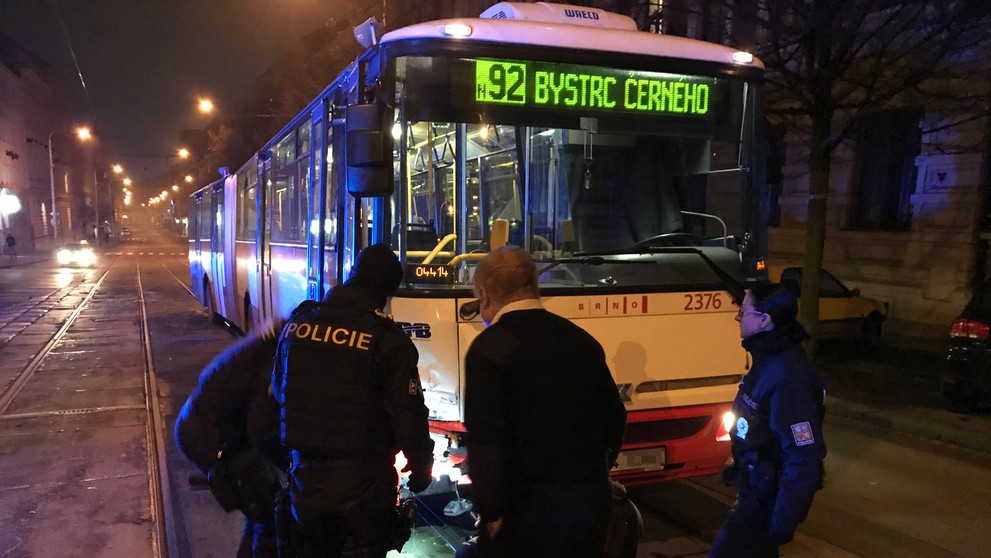 Nehoda auta a autobusu v Brně - 1