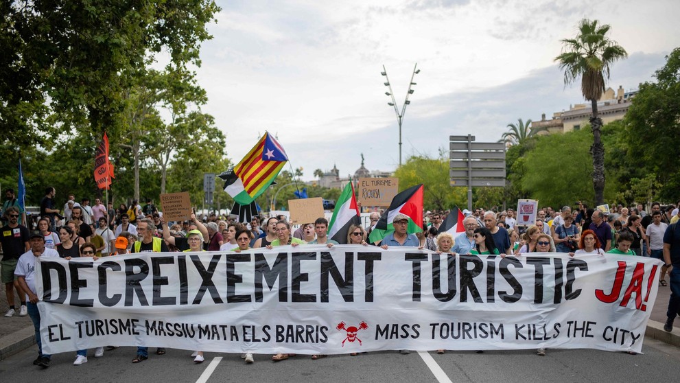 Demonstrace proti turistům v Barceloně (5)