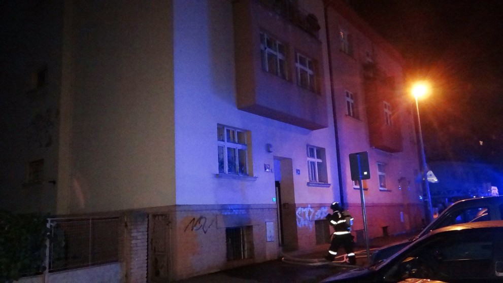 Likvidaci ohně a záchranu nájemníků zvládly tři jednotky hasičů