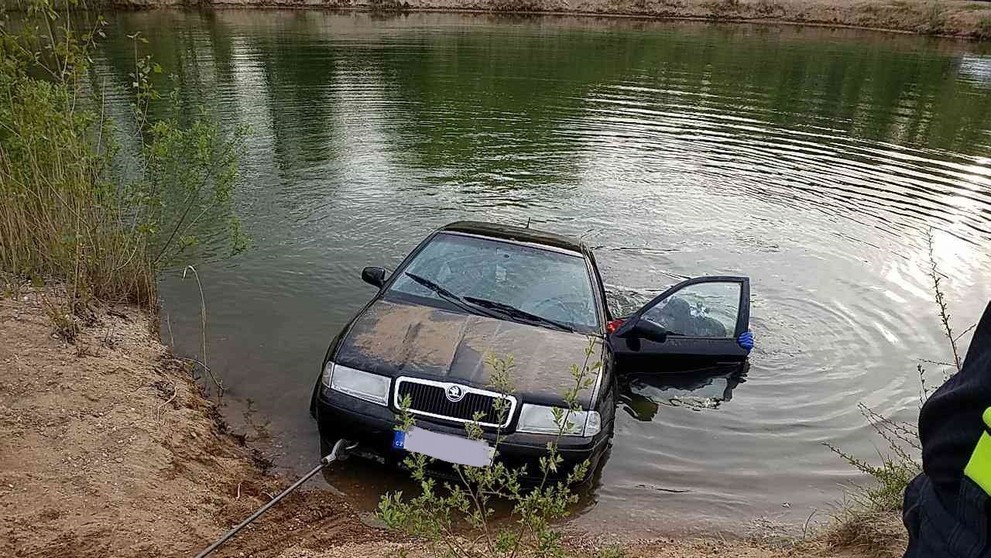 Hasiči vytahovali auto z vody - 7
