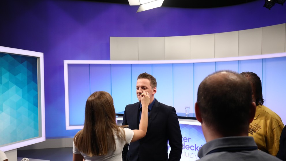 Moderátor Štěpán Sokol v péči maskérek.