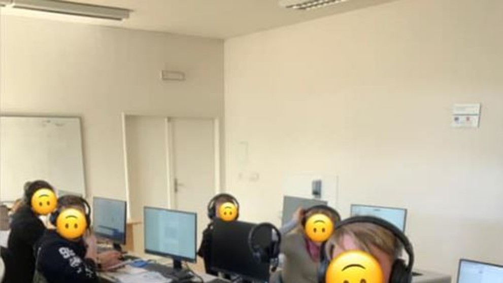 Studenti v rouškách ve třídách - 1