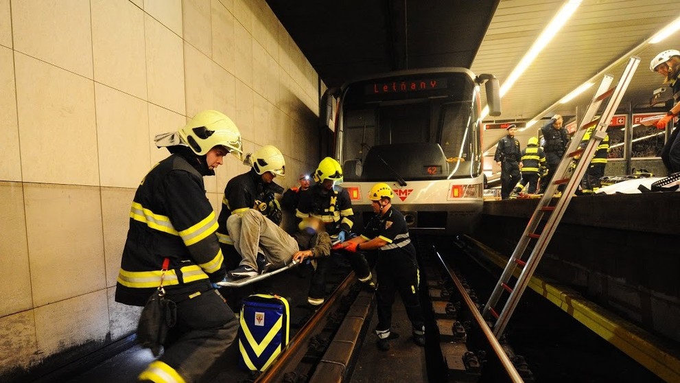 Vyprošťování muže zaklíněného pod soupravou metra na Florenci - 3