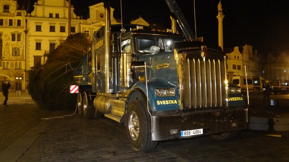 Strom přijel tradičně noblesním tahačem