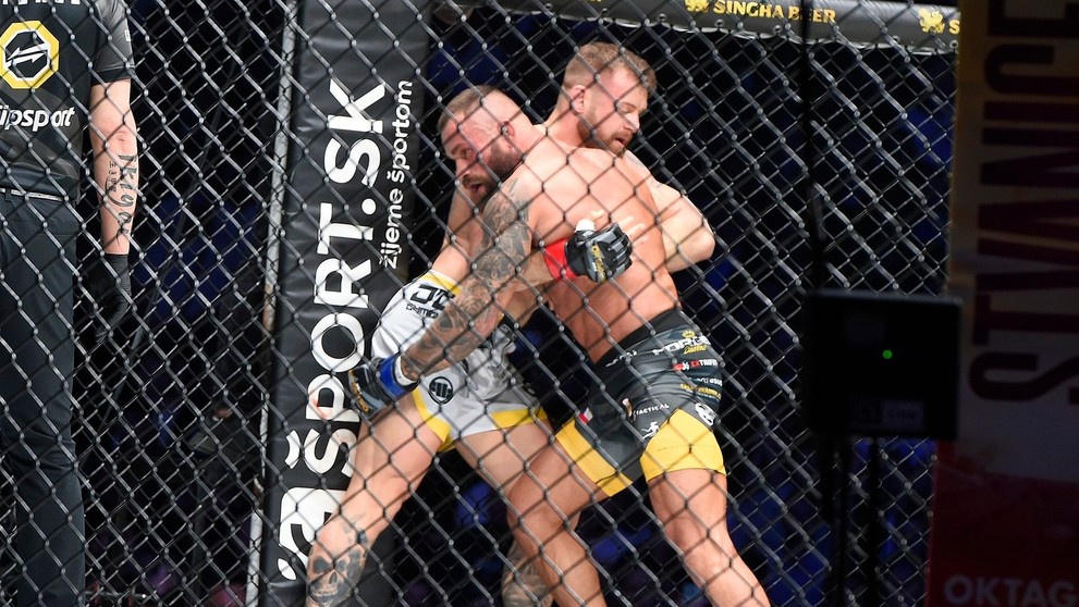 Karlos Vémola (vpravo) a Patrik Kincl v kleci (cropped)