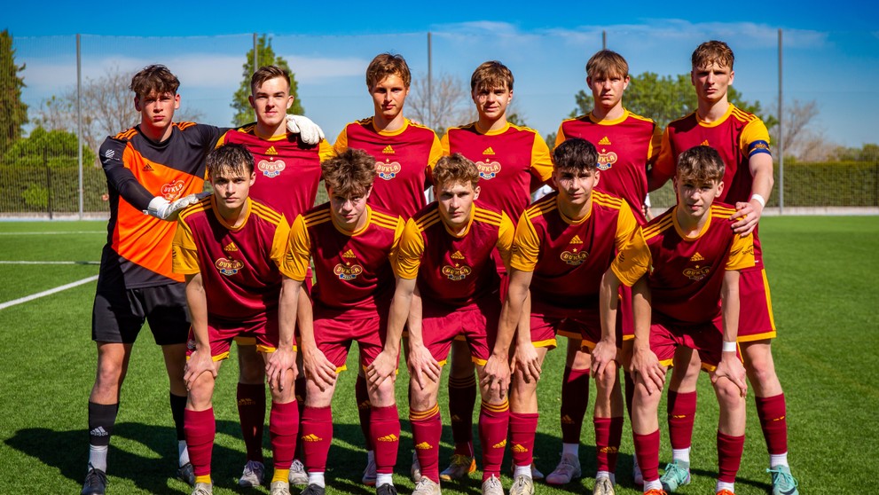 Fotbalisté týmu do 17 let FK Dukla Praha (cropped)