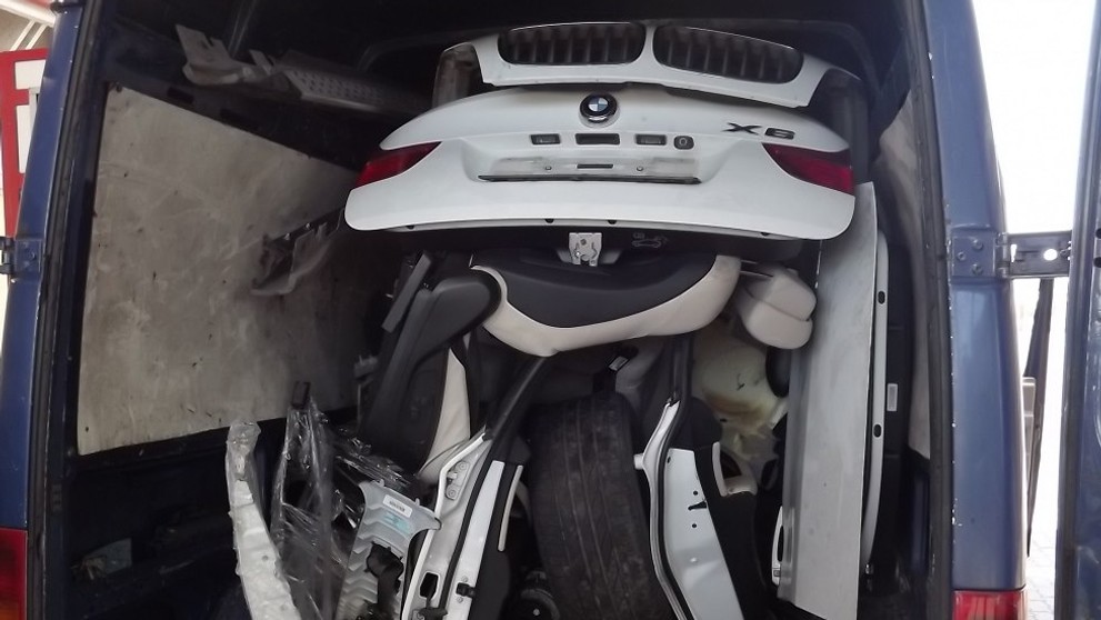 Rumun vezl rozebrané BMW X6 v dodávce