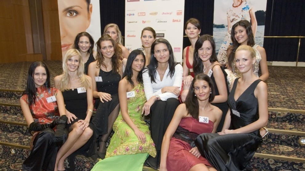 Finalistky soutěže krásy Česká Miss 2007 s ředitelkou Michaelou Maláčovou