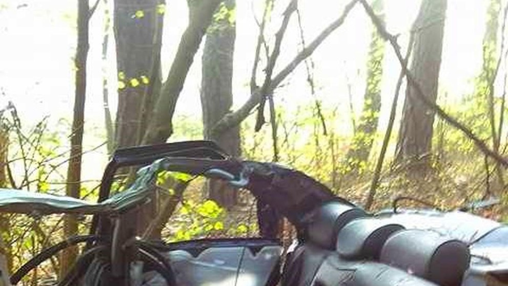 Auto se rozpadlo, řidič přežil - 1