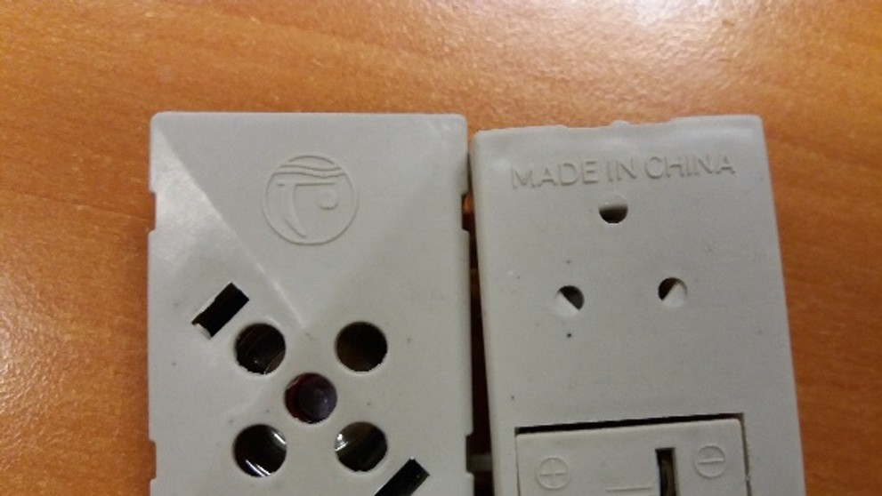 Otevřená krabička z plyšové opice se zvukovým mechanizmem a s nezajištěným prostorem pro baterie.