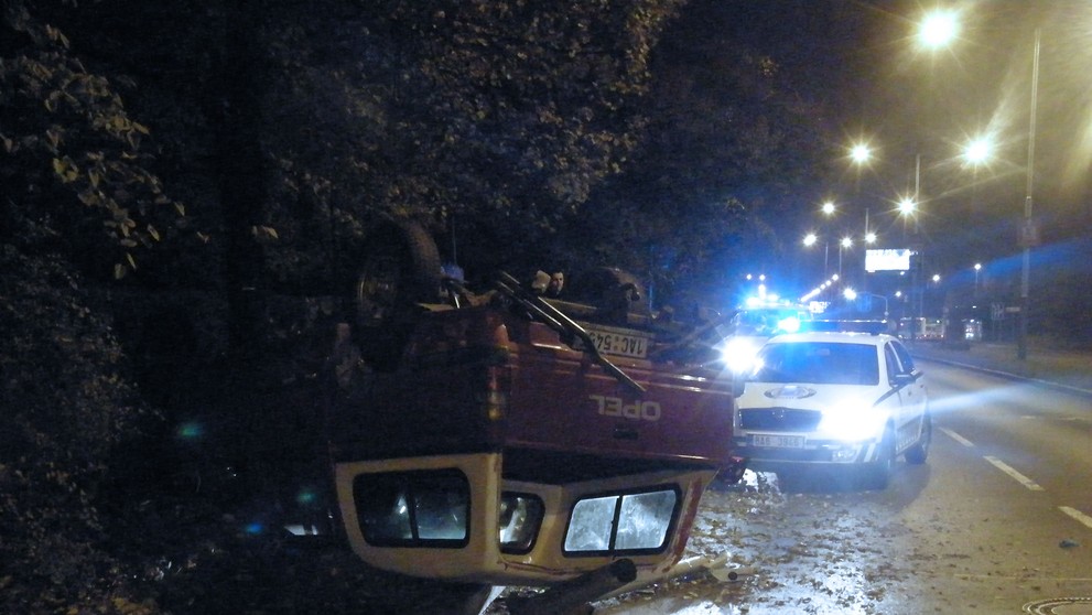 Auto na střeše v pražské Krči - 2