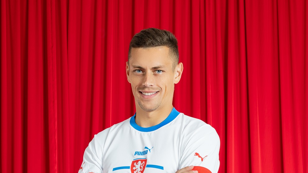 Tomáš Holeš v bílém