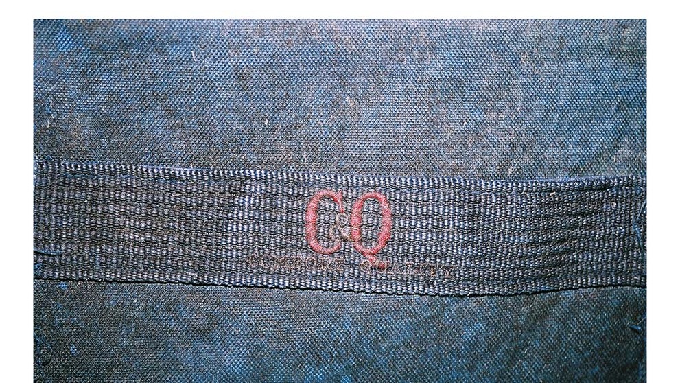 Žena v řece IJ, 17. května 2004, Nizozemsko, logo tašky, ve které byla oběť