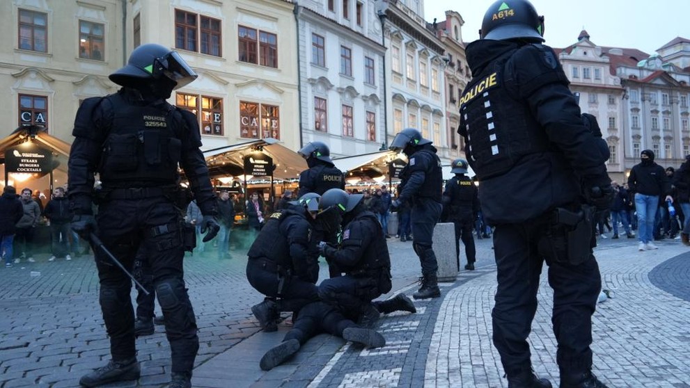 Policejní zákrok proti holandským fanouškům na Staroměstském náměstí (1)