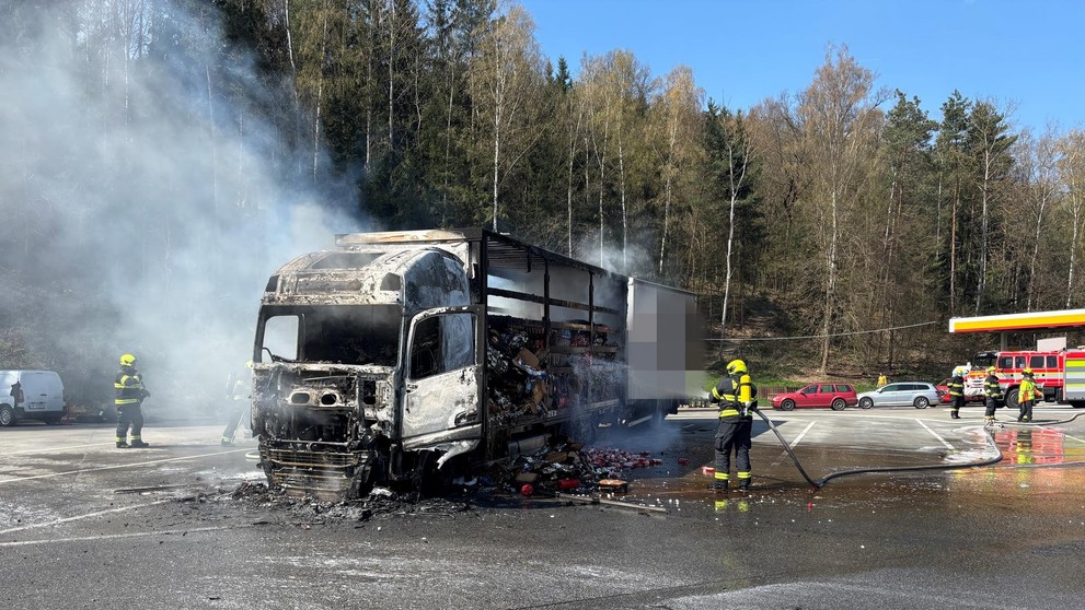 Hořící kamion na čerpací stanici – 44. km D1