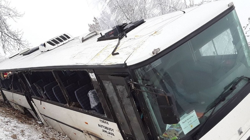 Nehoda autobusu u obce Puklice