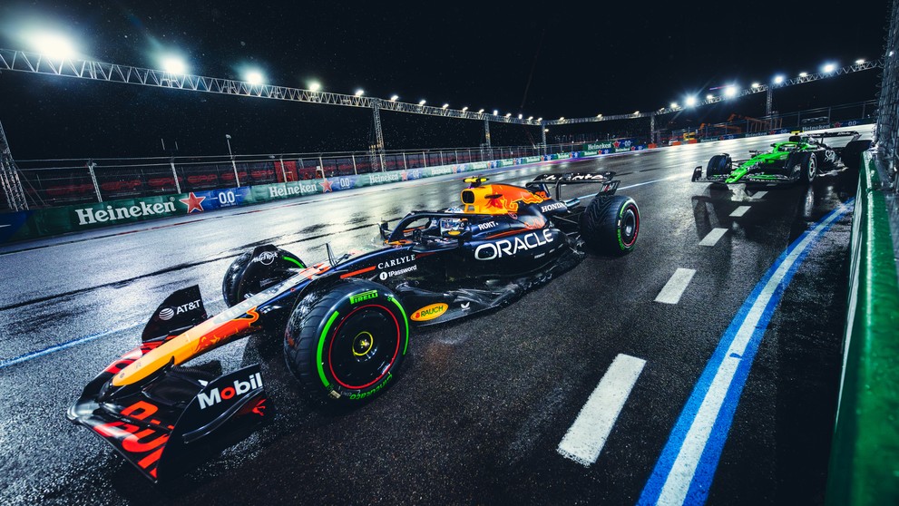 Júki Cunoda z Red Bullu a jeden z vozů stáje Sauber v deštivé kvalifikaci na GP Las Vegas F1