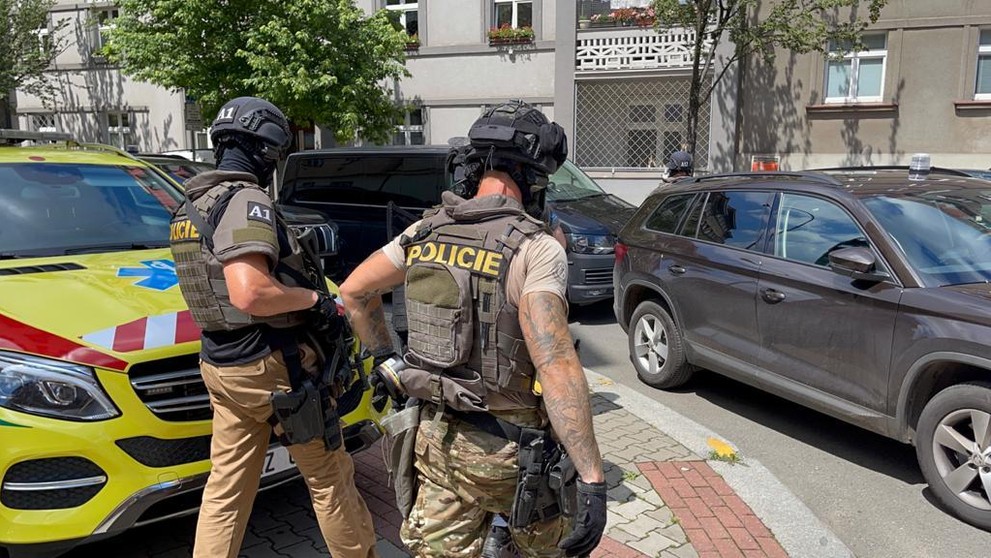 Policisté hledali násilníka, po vstupu do bytu jednoho z nich zranil výbuch - 7