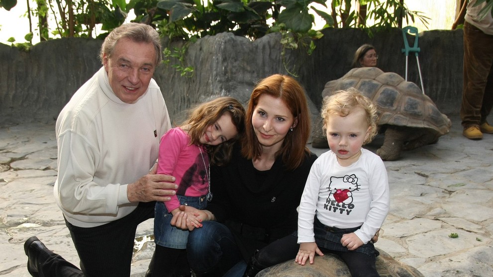 Ivana Gottová a Karel Gott s dcerami v pražské zoo, 14. 2. 2010