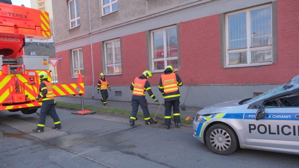 Kontejner v Ostravě spadl na policejní auto - 1