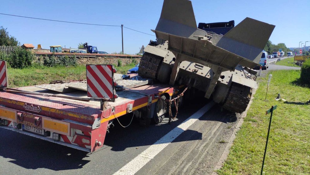 Na Kutnohorsku spadl na silnici tank - 3
