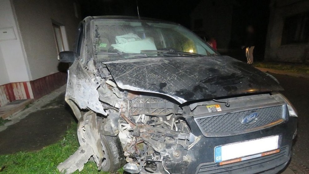 Auto narazilo do domu - 3