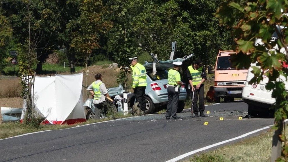 Nehoda linkového autobusu a osobního auta u Prahy - 3