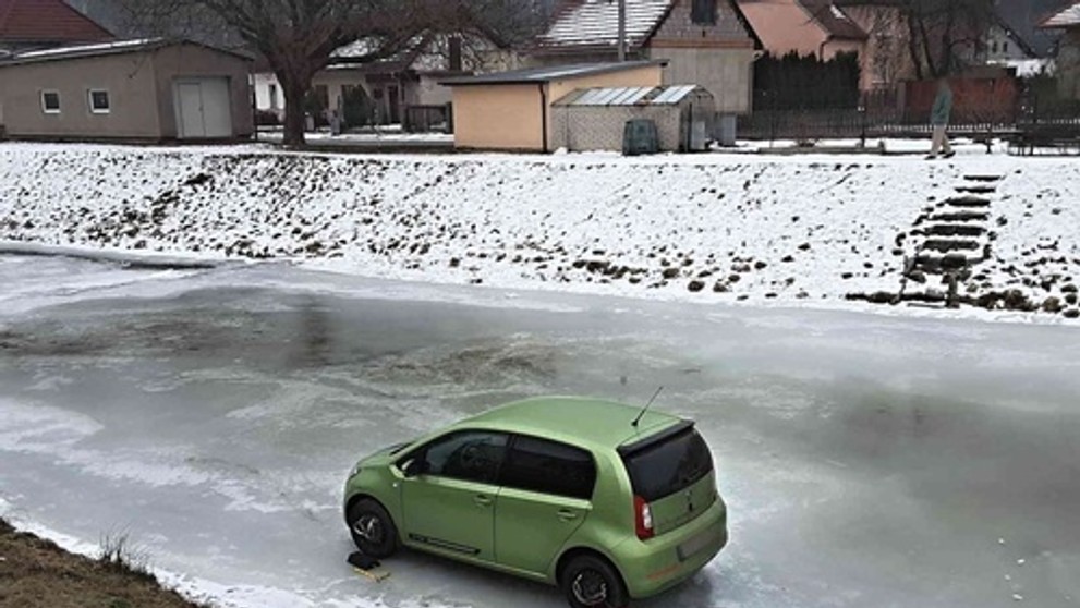 Auto uvízlo na zamrzlé řece - 1