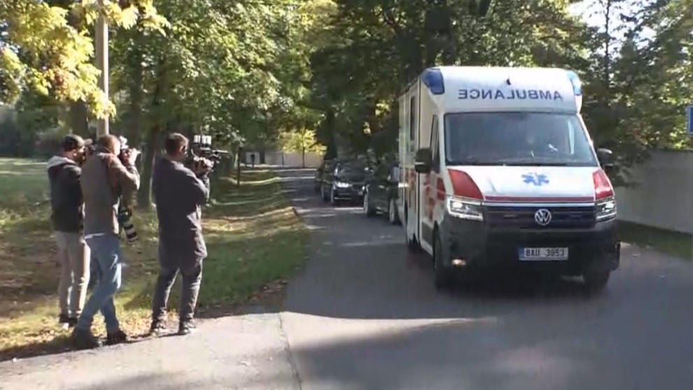 Z Lán vyjela sanitka v doprovodu ochranky