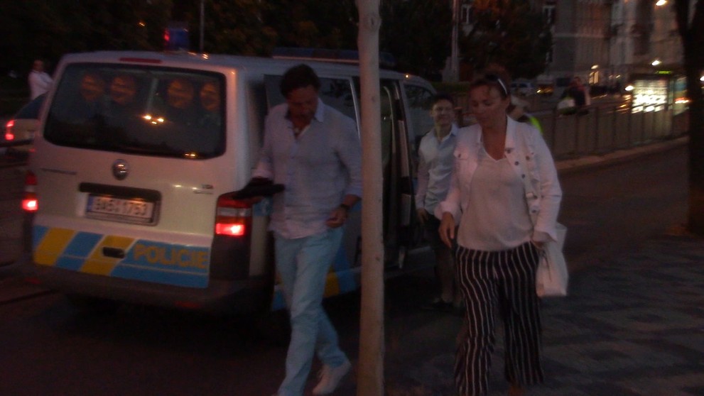 Auto za nimi nedobrzdilo, stejně jako policisté, kteří zastavovali jako třetí