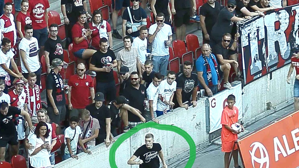 Pátrání po mužích podezřelých z výtržnictví na fotbalovém stadionu - 1