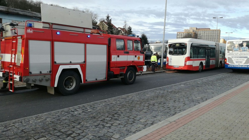 Nejdelší autobus v ČR se srazil s nákladním autem - 3