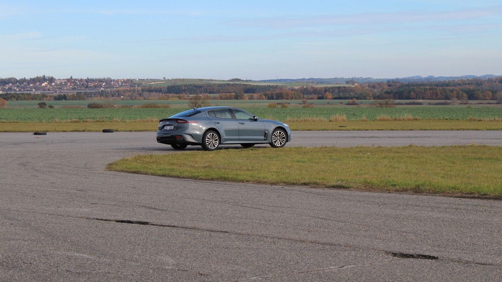 Kia Stinger - 33