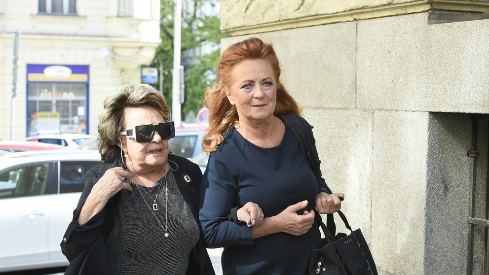 Jiřina Bohdalová a Simona Stašová na posledním rozloučení