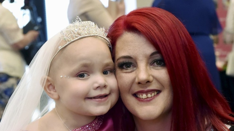 Nemocná dívenka se v pěti letech vdala za nejlepšího kamaráda - 1