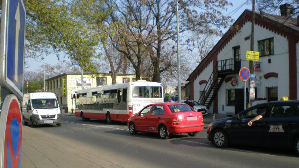 Muž vykopl v koloně okno autobusu a vyskočil - 4