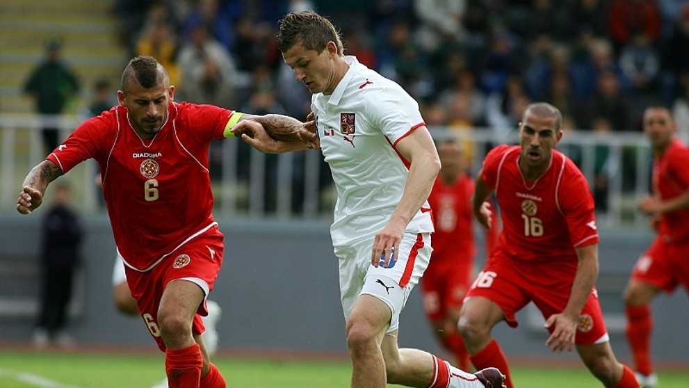Tomáš Necid v souboji s Lukem Dimechem