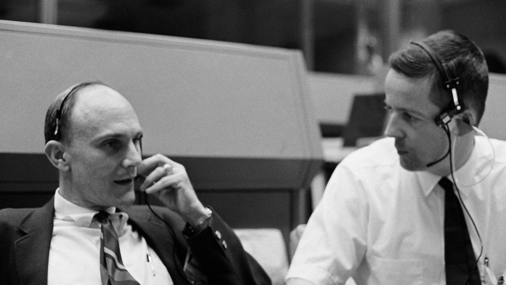 Thomas Ken Mattingly pomáhá posádce Apolla 13, 11. 4. 1970