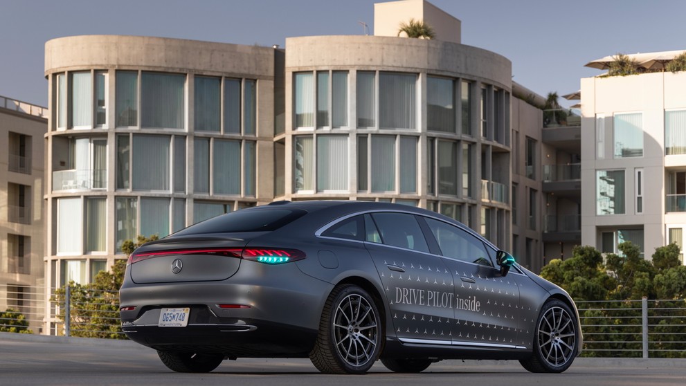 Mercedes testuje nová tyrkysová světla