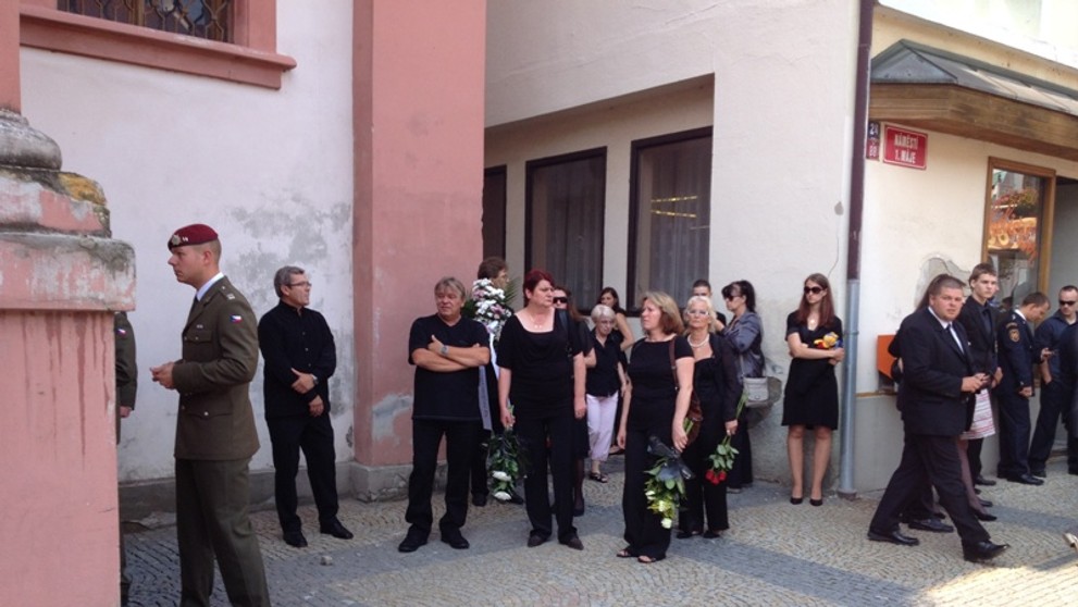 Smuteční hosté na pohřbu vojáka Davida Beneše