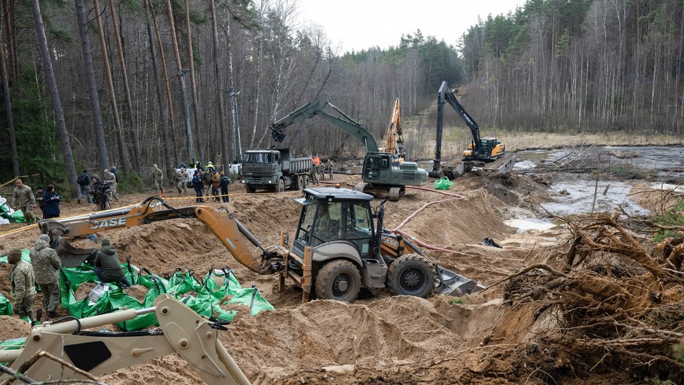 Vyprošťování amerického obrněného vozidla u města Pabradė
