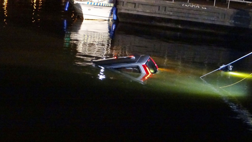 Auto uvázali potápěči, aby ho hasiči mohli vytáhnout jeřábem