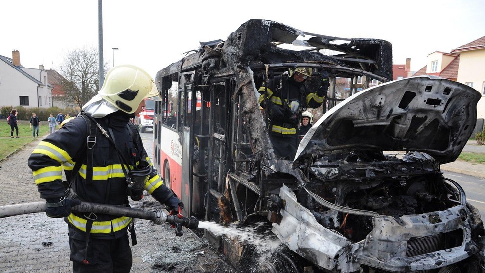 Požár autobusu v pražských Kyjích