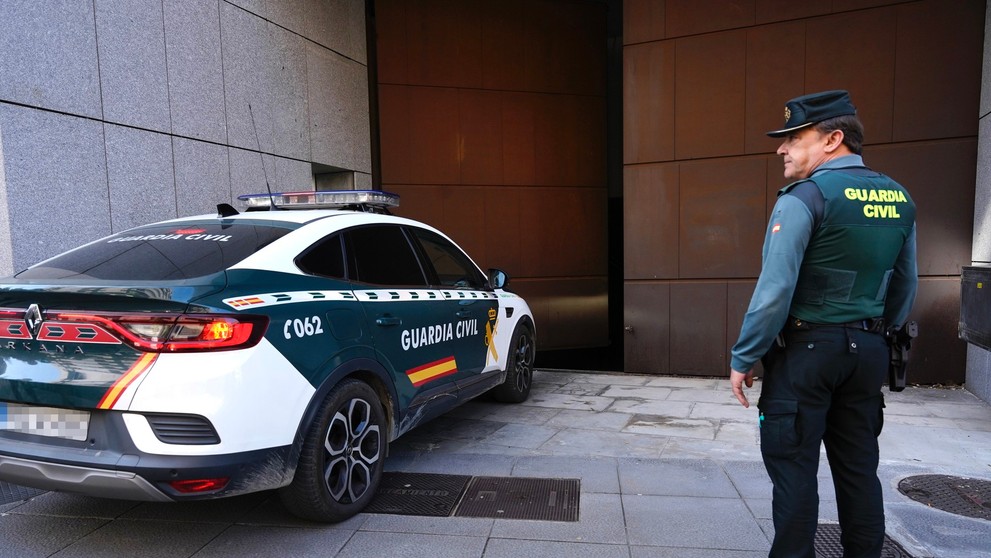 V Oviedu policie zachránila tři děti ze zanedbaného a znečištěného domu, 30. 4. 2025 (2)