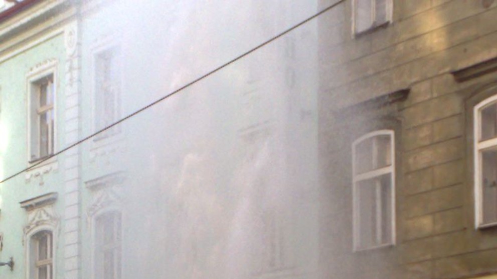 Překopnutý hydrant v Myslíkově ulici-4