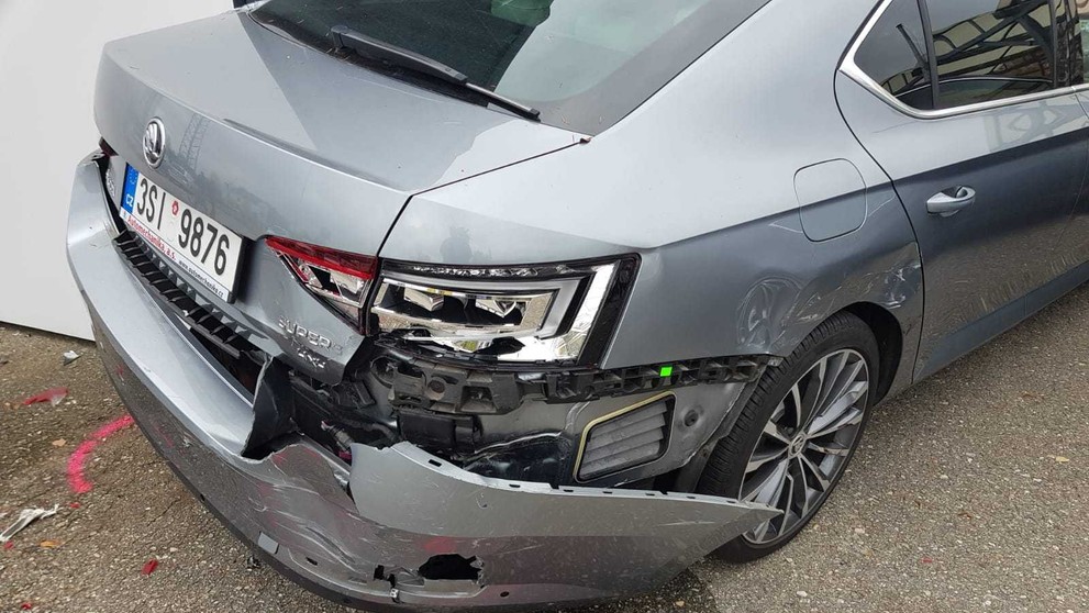 Nákladní auto vjelo do autobazaru, kde nabouralo několik aut - 3
