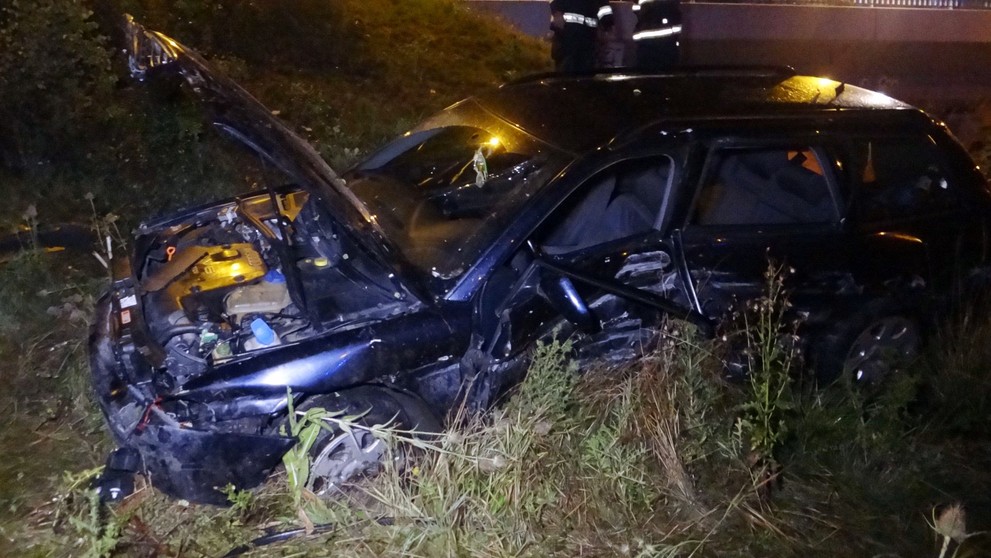 Auto po smyku prorazilo svodidla a zřítilo se ze srázu