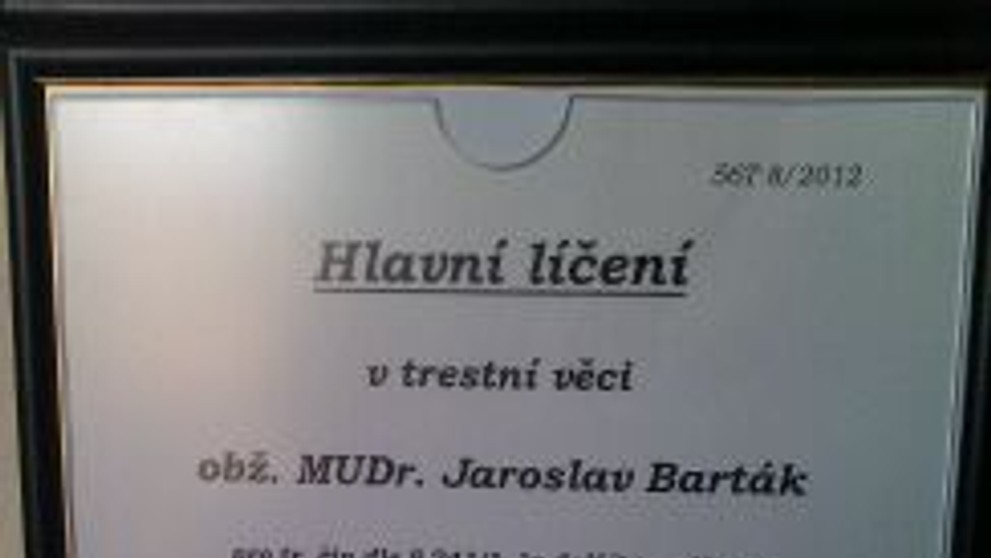 Vývěska soud s dr. Bartákem